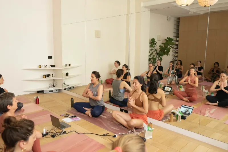 Atelier de kundalini yoga de Lili Barbery au studio de Charlotte Muller à Paris — 6
