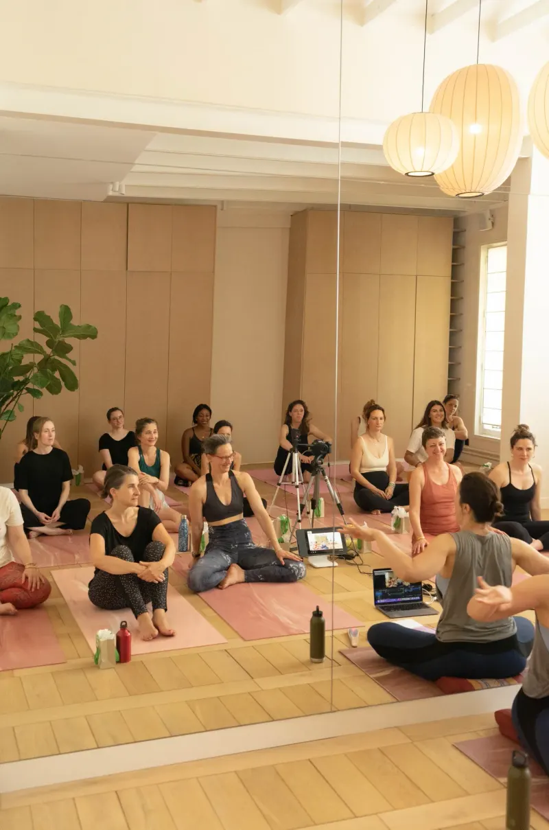 Atelier de kundalini yoga de Lili Barbery au studio de Charlotte Muller à Paris — 12