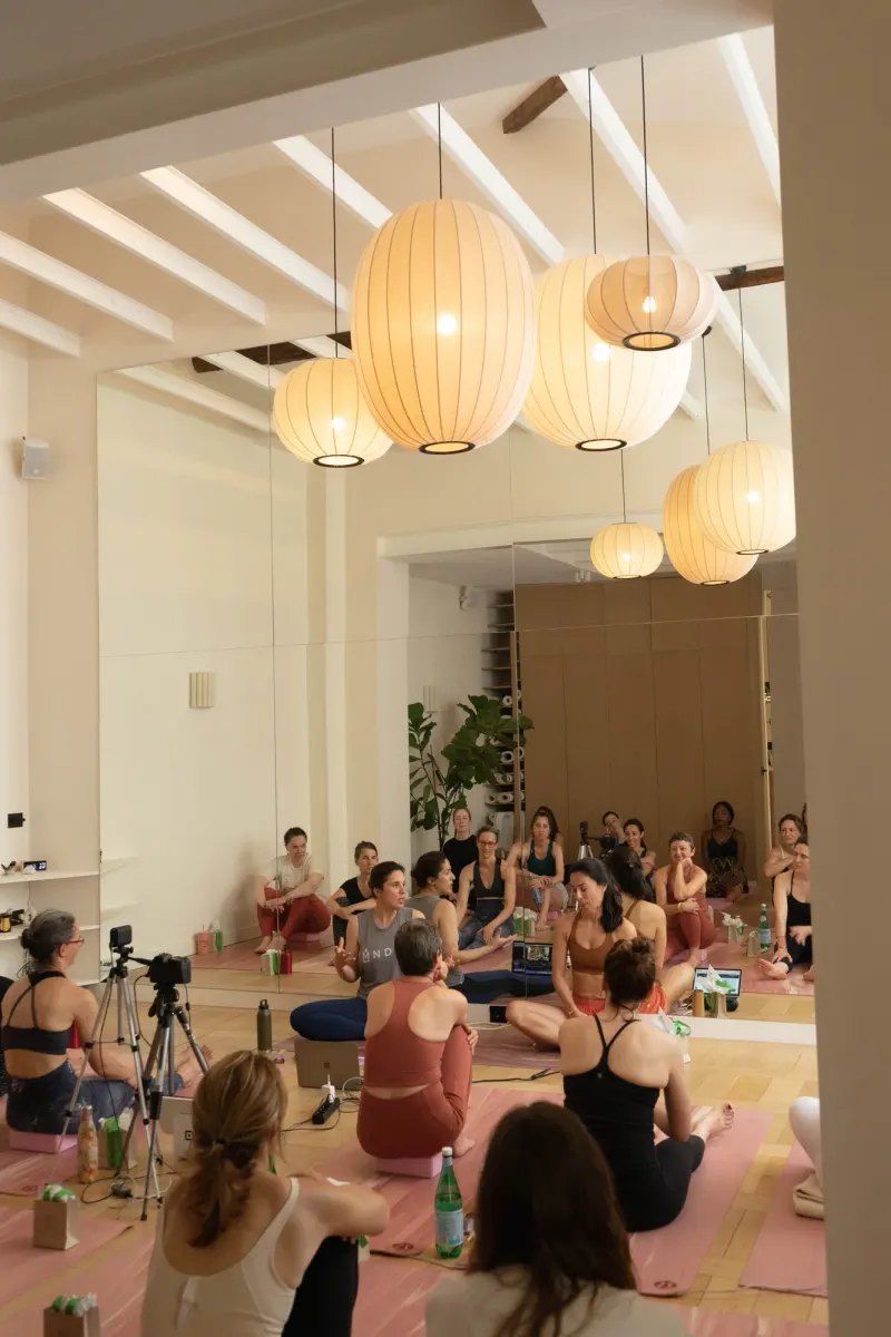 Atelier de kundalini yoga de Lili Barbery au studio de Charlotte Muller à Paris — 17