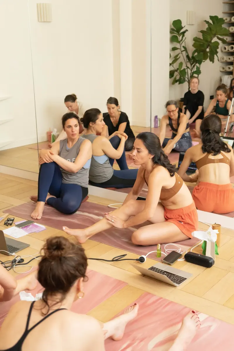 Atelier de kundalini yoga de Lili Barbery au studio de Charlotte Muller à Paris — 37