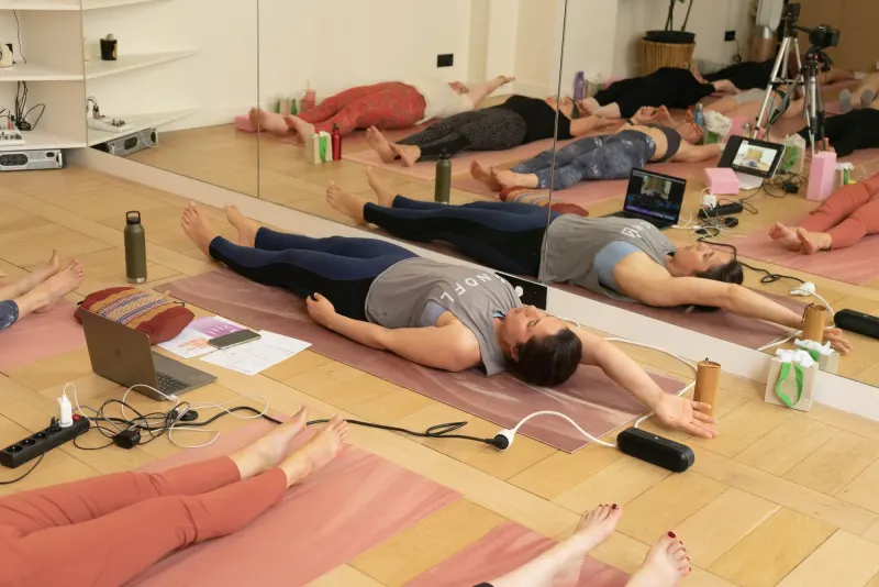 Atelier de kundalini yoga de Lili Barbery au studio de Charlotte Muller à Paris — 40