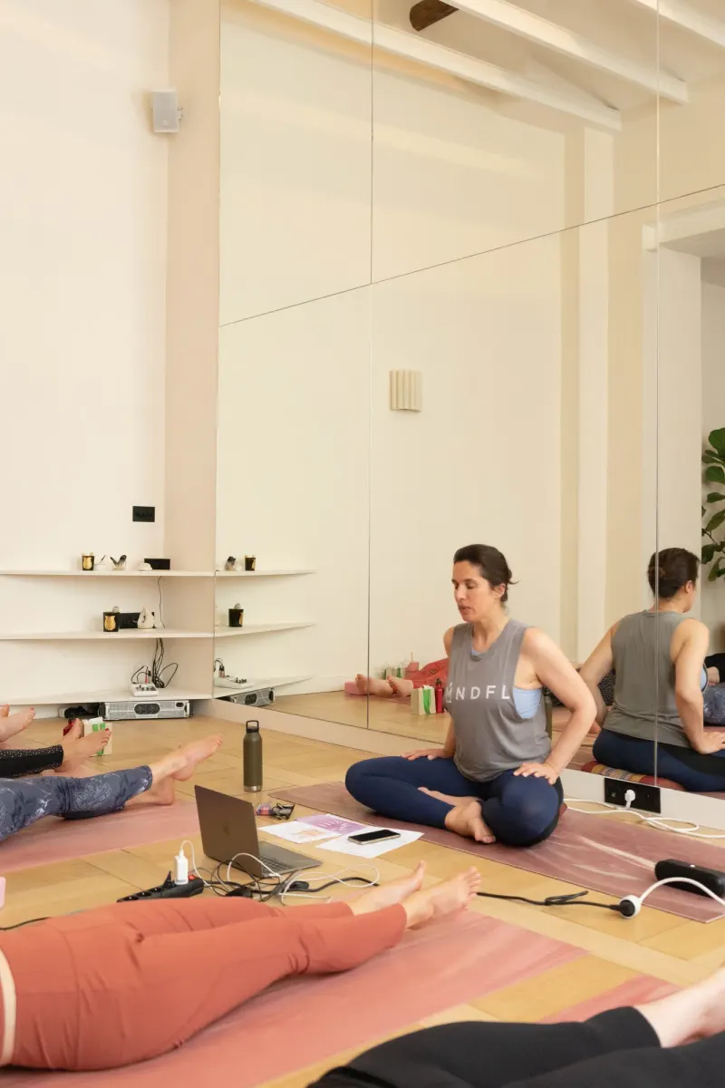 Atelier de kundalini yoga de Lili Barbery au studio de Charlotte Muller à Paris — 43