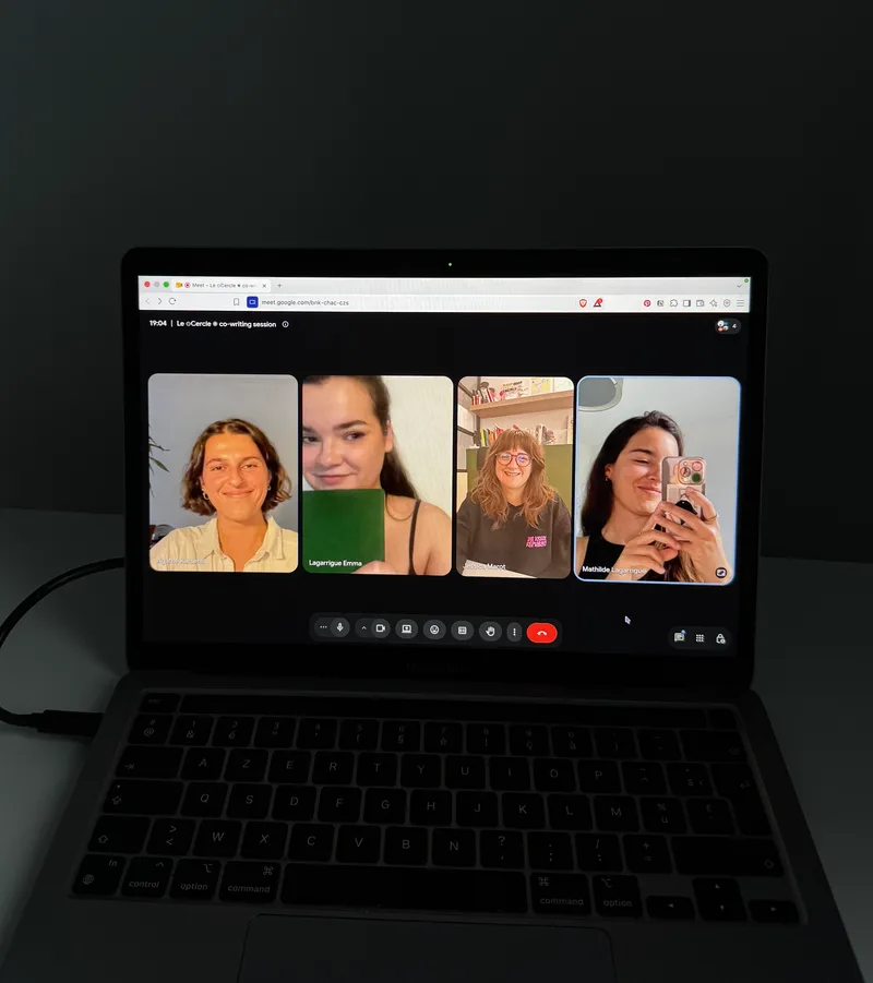 A co-writing hour of Le ⊙Cercle: four writers on a video call, on a laptop screen